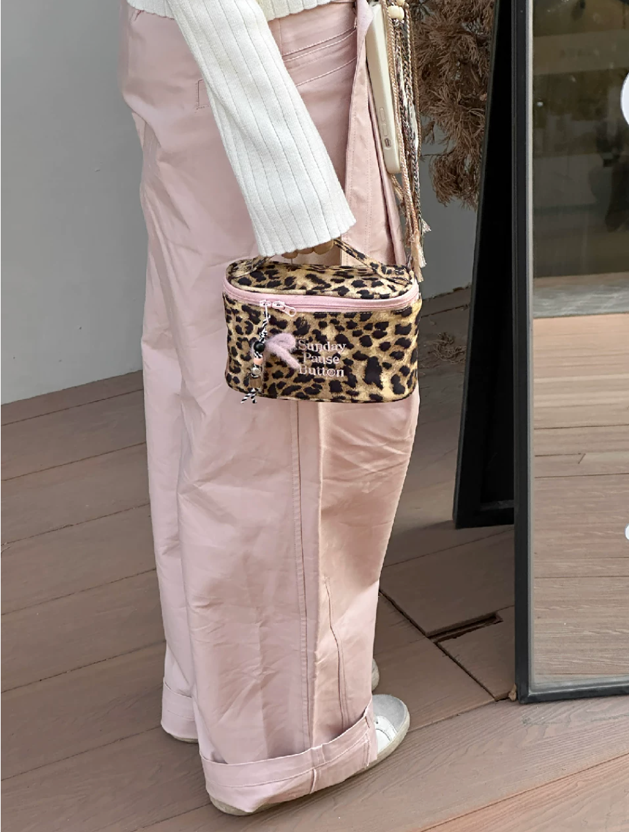 A Sunday Pause Botton Bag